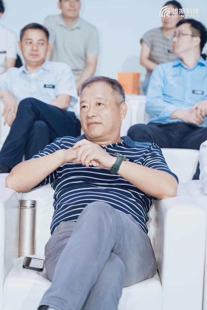 “奇瑞驶入Self-Agentic汽车机器人赛道”——2024雄狮科技AI智能体生态开放大会(图5) “奇瑞驶入Self-Agentic汽车机器人赛道”——2024雄狮科技AI智能体生态开放大会(图5)
