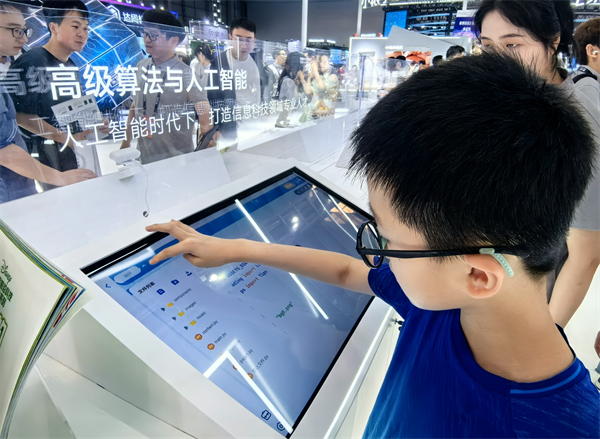 猿编程亮相世界人工智能大会深度应用AI技术推动少儿编程教育发展(图3) 猿编程亮相世界人工智能大会深度应用AI技术推动少儿编程教育发展(图3)