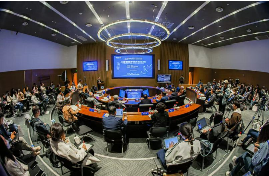 2024年国际产学研用合作会议智能科技与新质生产力分会场——人工智能赋能高等教育高质量发展高端论坛在天津召开(图10) 2024年国际产学研用合作会议智能科技与新质生产力分会场——人工智能赋能高等教育高质量发展高端论坛在天津召开(图10)