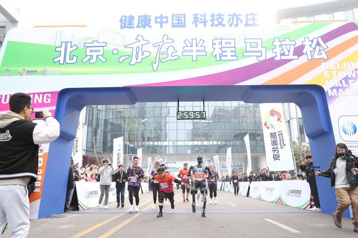 北京“追新”破题：昔日独角兽都成“顶梁柱”人形机器人变身“北京人”